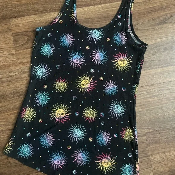 💖5/$25 Celestial 90s sun & moon tank top size M - Picture 4 of 4